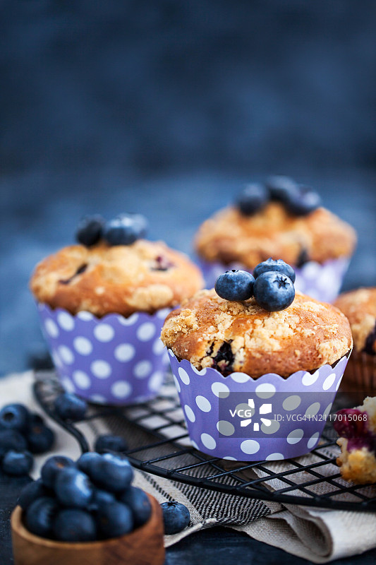 自制美味的蓝莓松饼，用新鲜的浆果装饰图片素材
