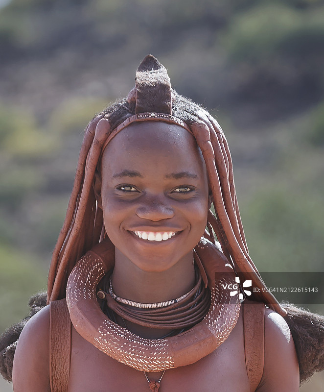 纳米比亚。辛巴族年轻女子的肖像。图片素材