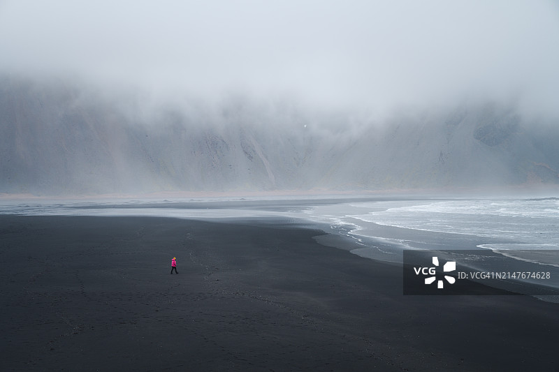 迷雾和旅行者在冰岛韦斯特拉霍恩山图片素材