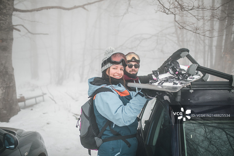 两个朋友准备在山上滑雪的照片图片素材