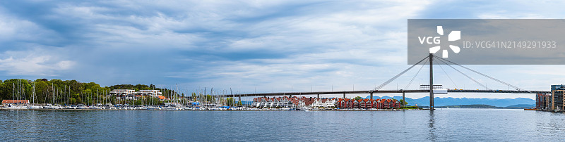 全景斯塔万格城市桥和海洋，峡湾帆船，斯塔万格，博克纳峡湾，挪威，欧洲图片素材