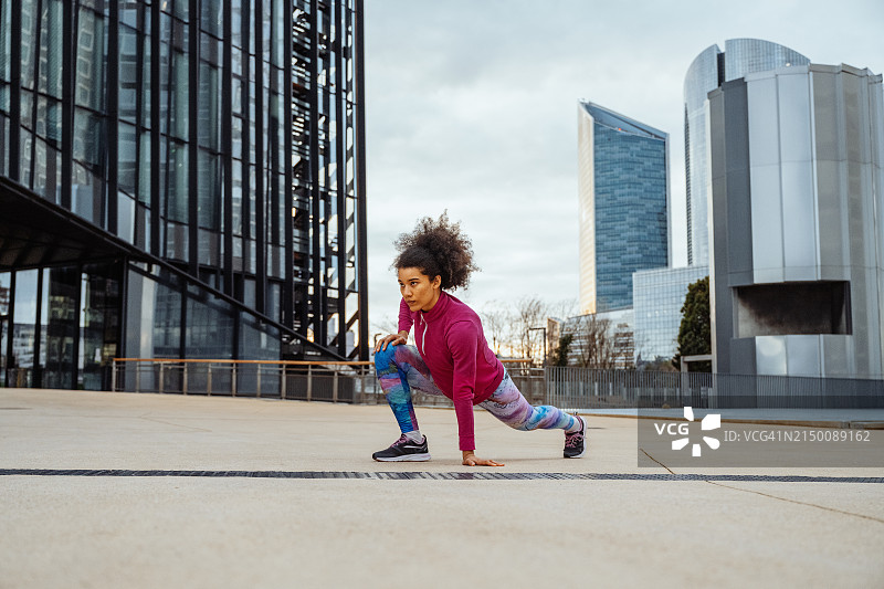 千禧年多种族女运动员慢跑和户外锻炼图片素材