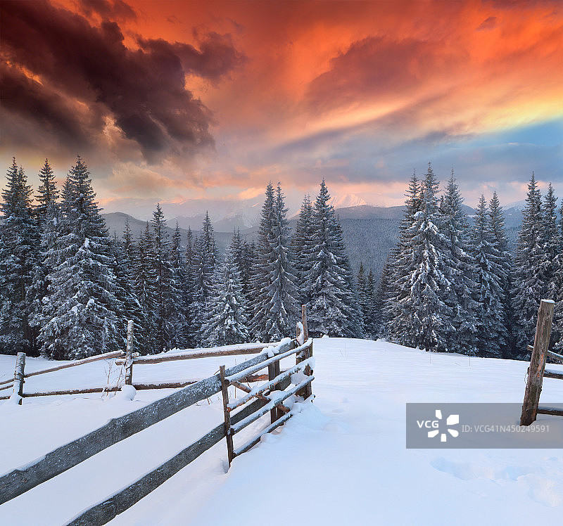 山区冬季的壮观景色。色彩斑斓的日出图片素材