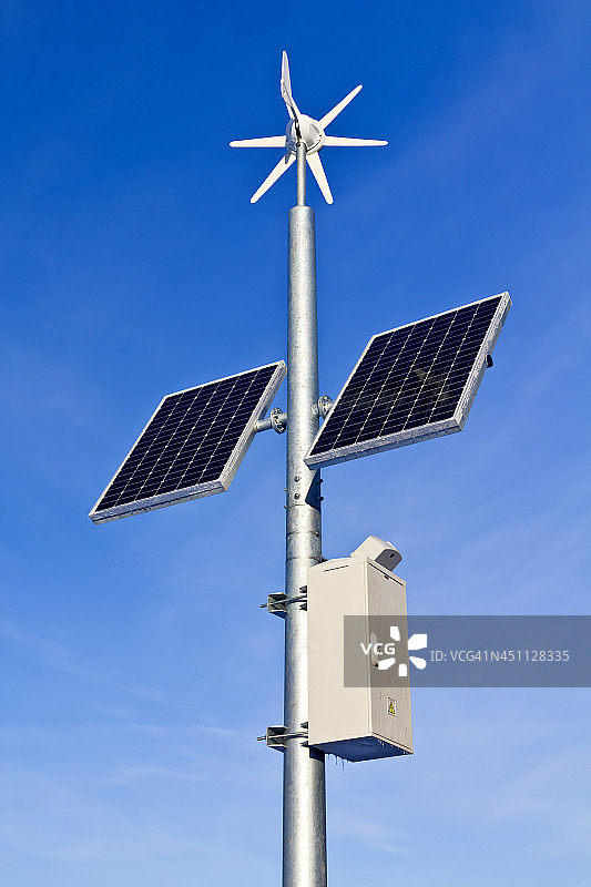 太阳能电池板和风力涡轮机图片素材