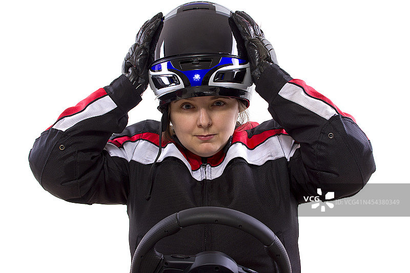 在白色背景上戴着头盔的女性赛车手图片素材