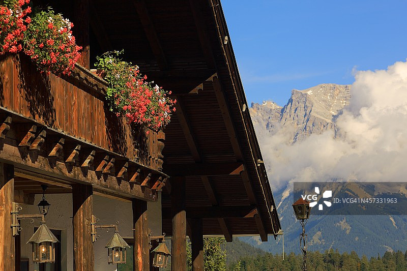 面对Zugspitze山的高山小屋图片素材