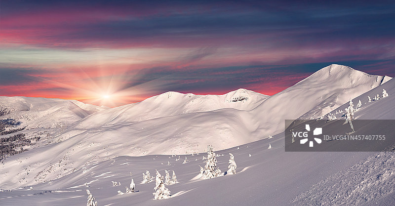 美丽的冬季日出在山上图片素材