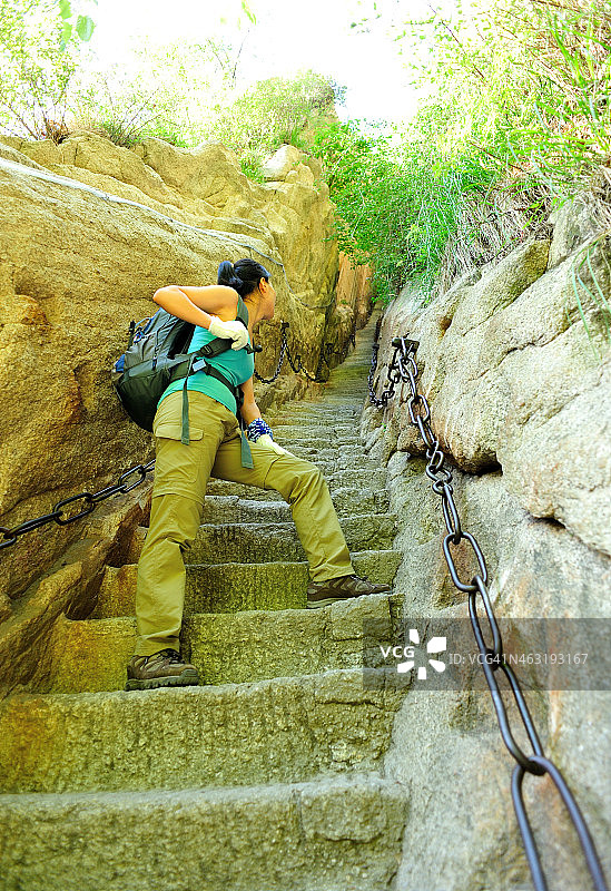 一位女徒步旅行者攀登华山千尺悬崖图片素材