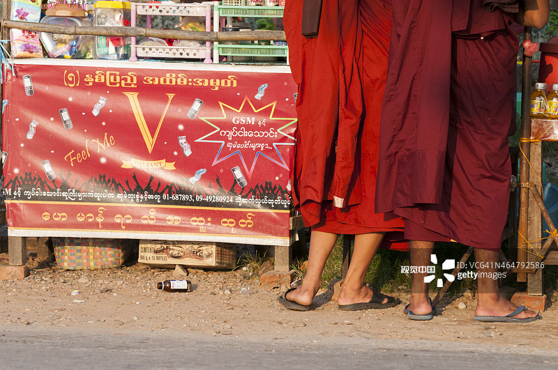 佛教僧侣在缅甸的小亭子购物图片素材