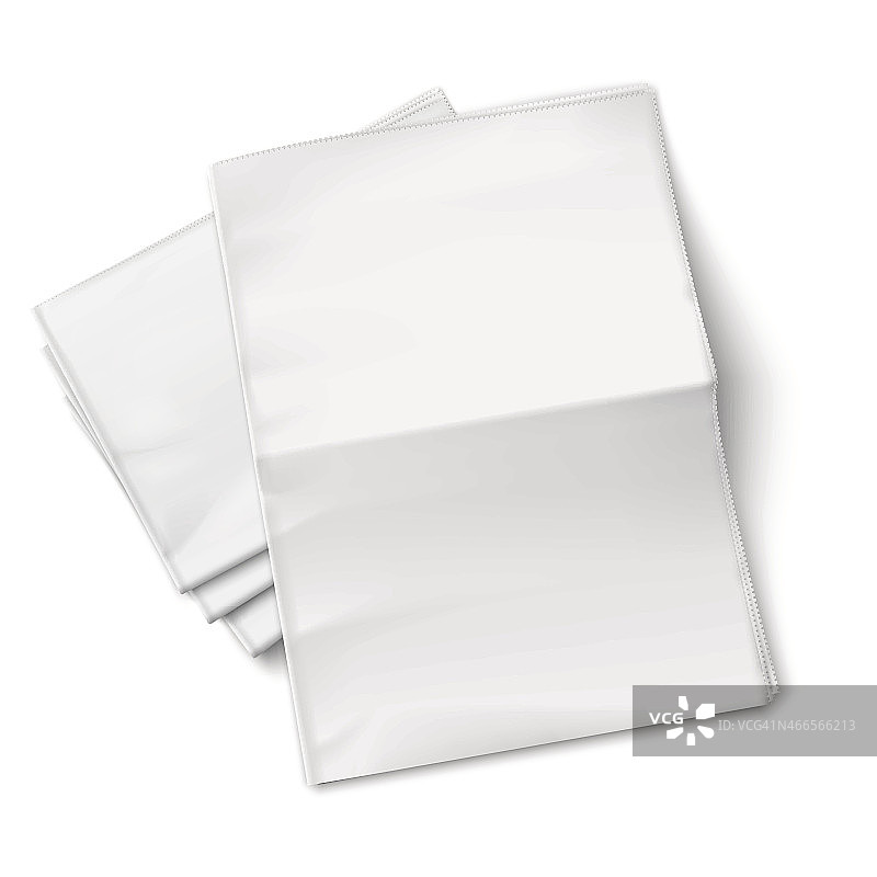 空白的报纸堆在白色的背景上。图片素材