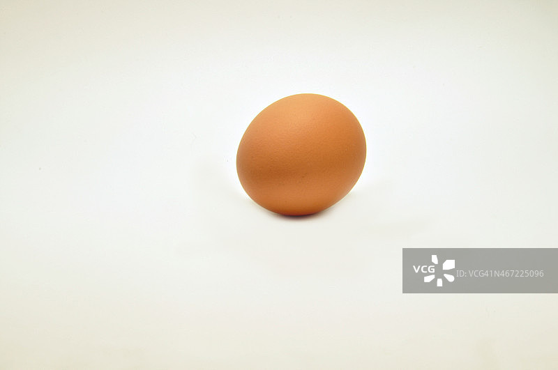 一个鸡蛋孤立在白色背景的特写图片素材