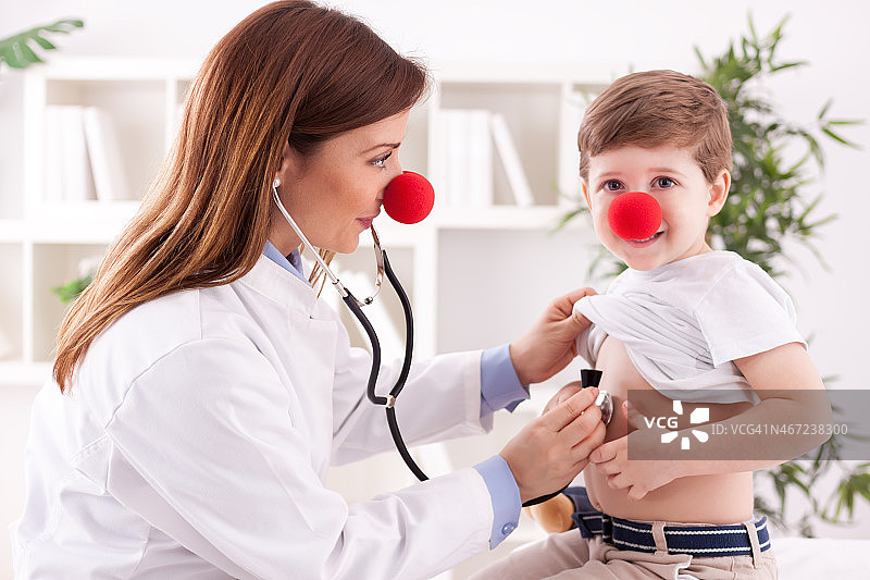 医生小儿科医生和病人快乐的孩子图片素材