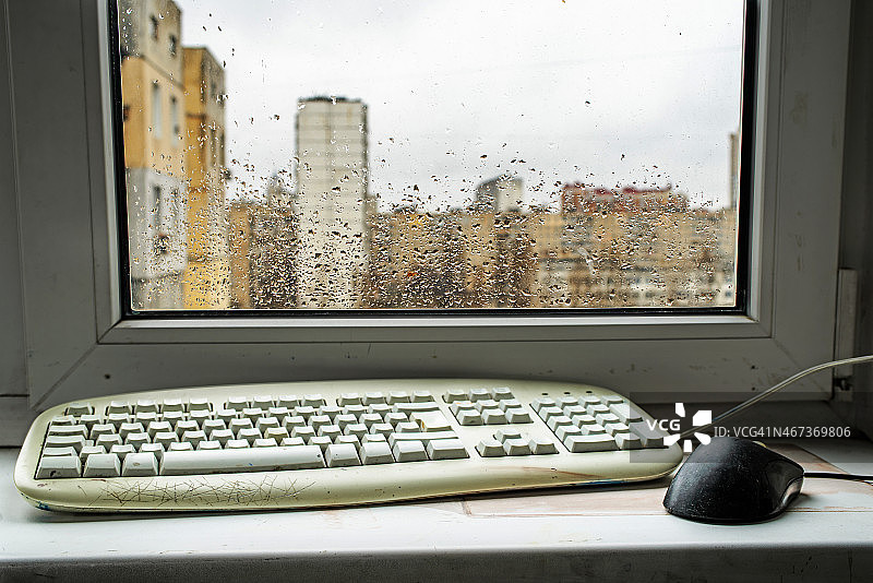 雨打在窗户后面图片素材