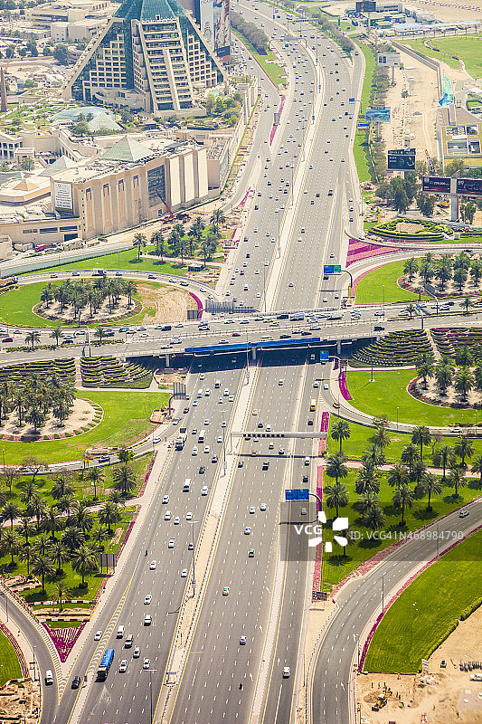 迪拜周边的高速公路、地铁和高速公路图片素材