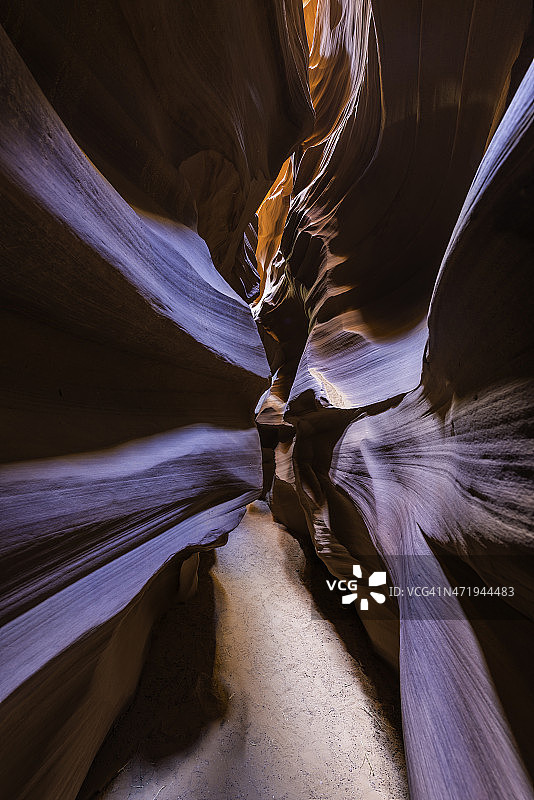 羚羊峡谷光滑的岩石通过狭窄的峡谷美国亚利桑那州图片素材
