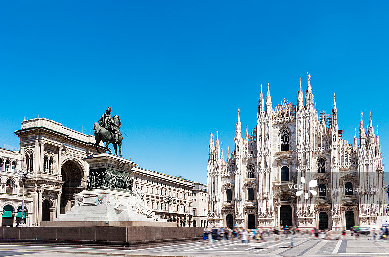 大教堂广场上有维克多·伊曼纽尔二世的雕像。米兰,意大利。图片素材