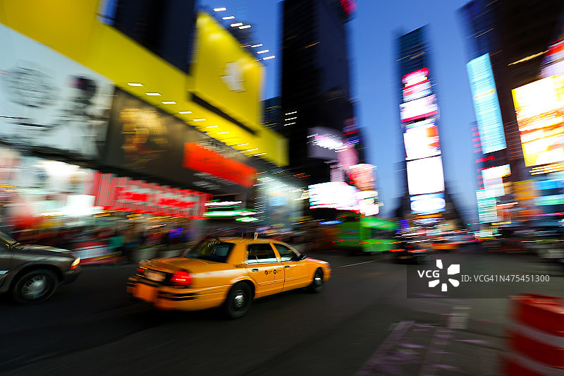 纽约时代广场第七大道的出租车图片素材