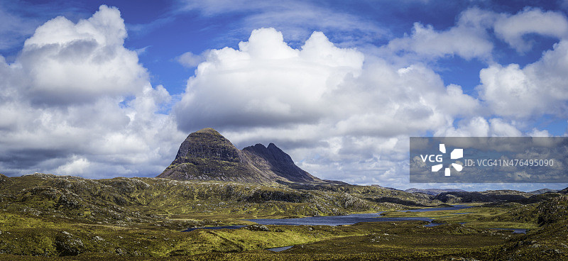 巨大的天空云景在山地荒野全景苏利文高地苏格兰图片素材