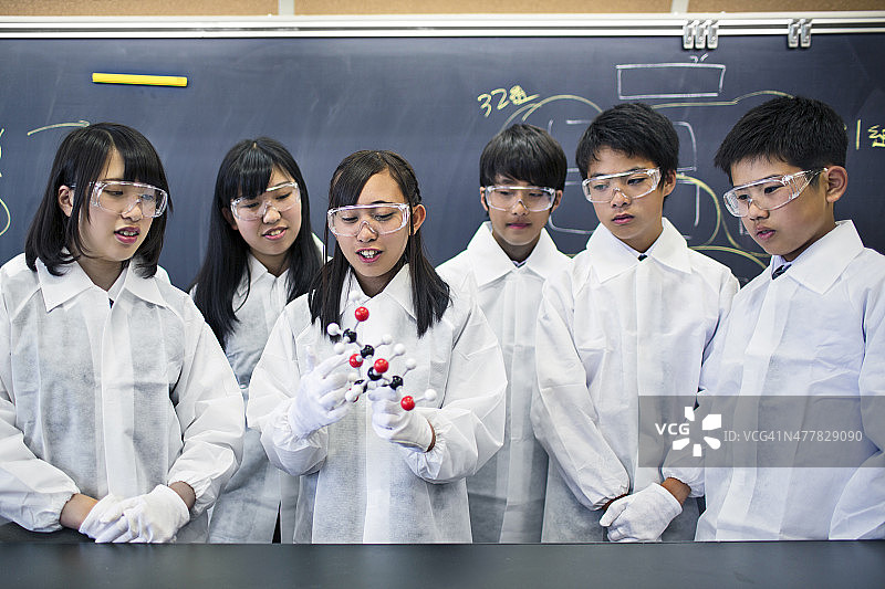 日本学生在科学课上研究一个分子模型图片素材