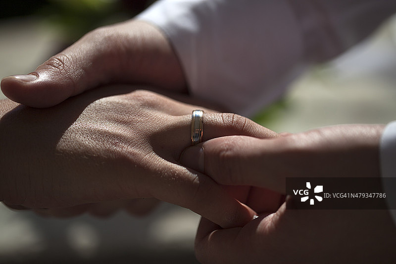 结婚戒指在手图片素材