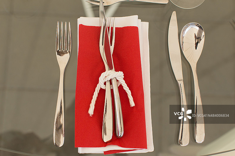优雅的餐具，刀叉和餐巾图片素材