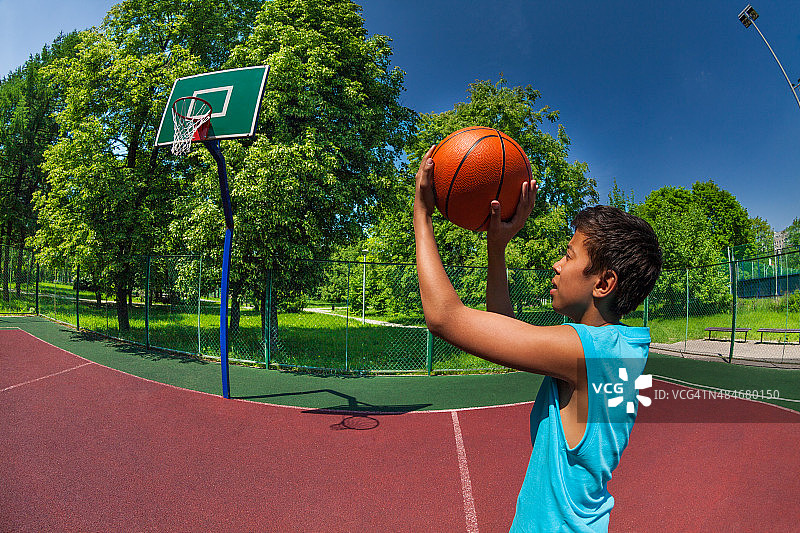 阿拉伯男孩在投篮球球图片素材