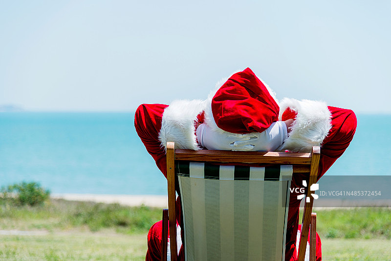 圣诞老人在海滩上休息图片素材