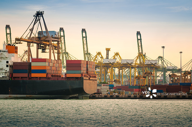 亚洲港口的集装箱船，图片素材