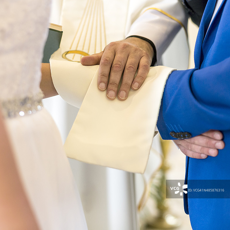 新婚夫妇和牧师手牵手的婚礼图片素材