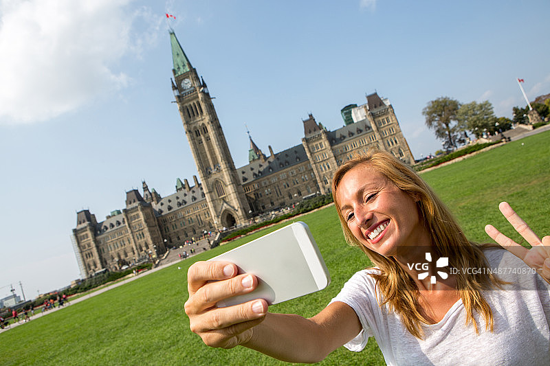 快乐的年轻女子在渥太华议会自拍图片素材