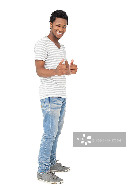 一个快乐的年轻人竖起大拇指的肖像图片素材