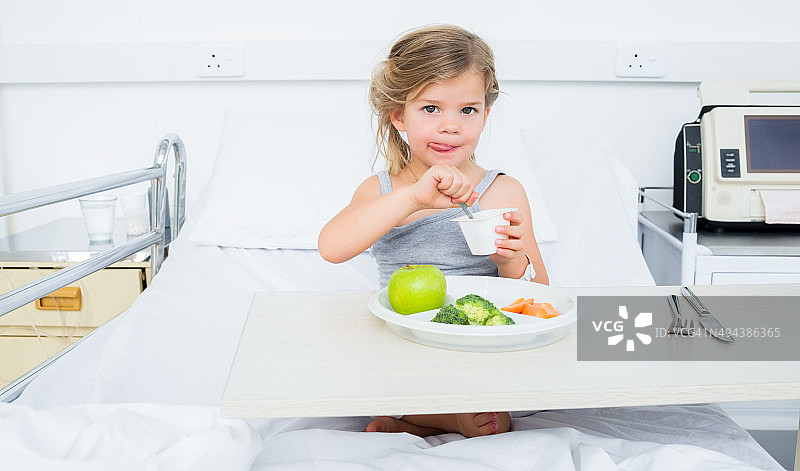 生病的女孩在医院吃健康食品图片素材