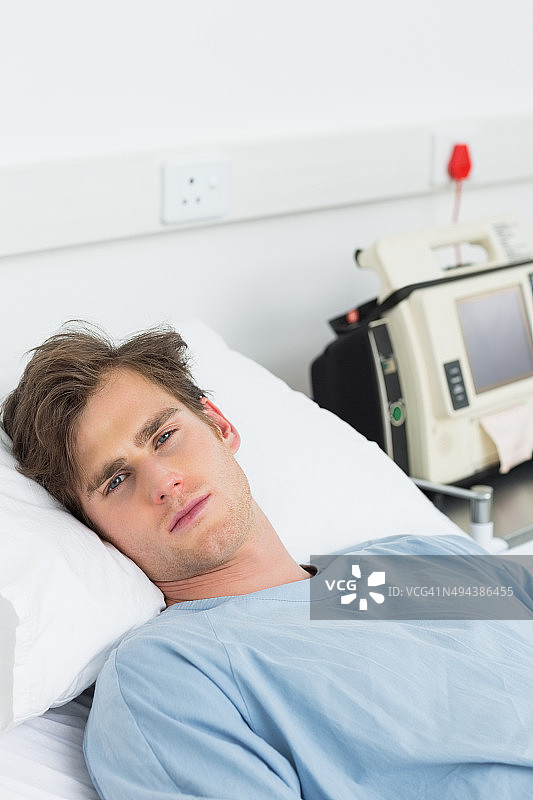 病床上躺着一个病人图片素材