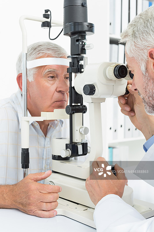 验光师为老年病人做视力测试图片素材