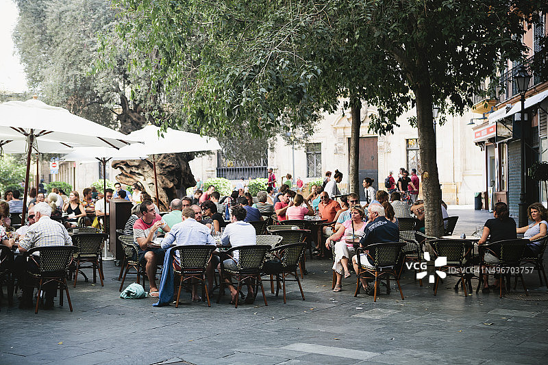 马略卡岛帕尔马的一家餐馆外坐着一群人图片素材
