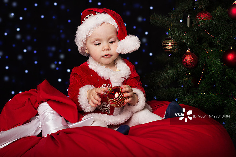 快乐宝宝与圣诞球图片素材