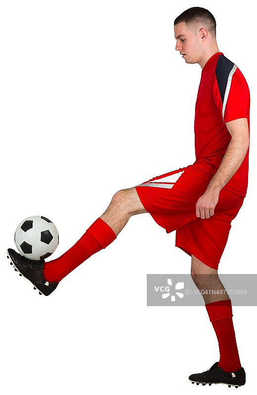 体格健壮的足球运动员在踢球图片素材