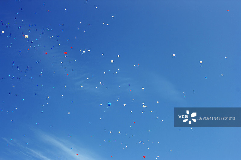 天空中有许多气球图片素材