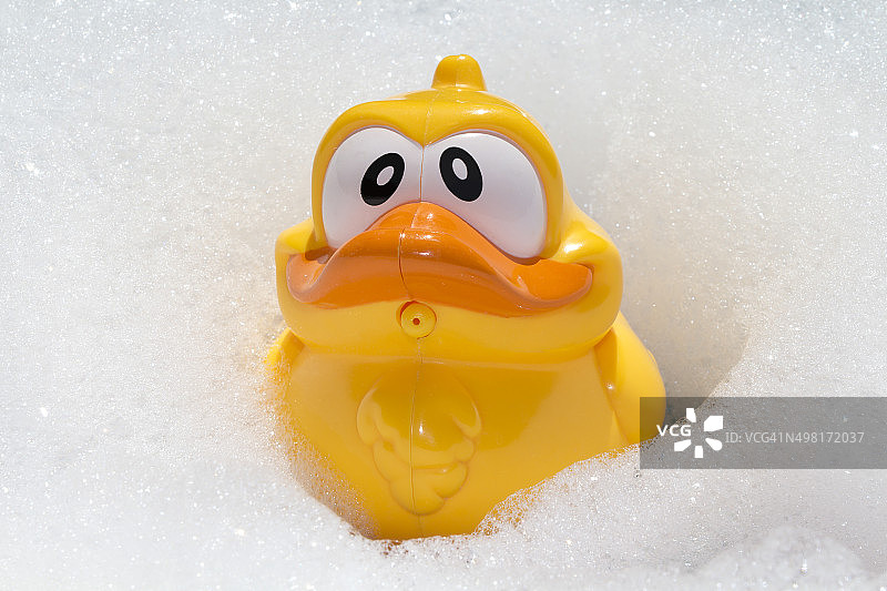 浴室里玩游戏的黄色小鸭子图片素材