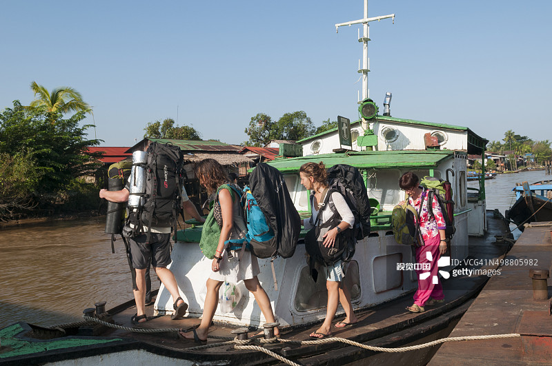 在缅甸登上一艘船的背包客图片素材
