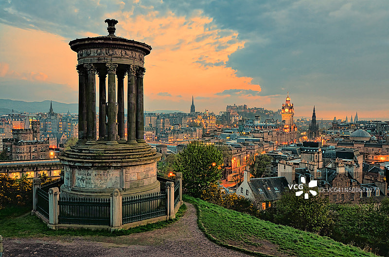 日落时分俯瞰苏格兰历史悠久的爱丁堡图片素材