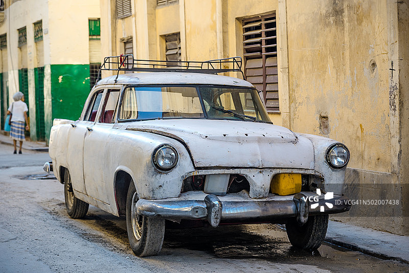 哈瓦那大街上的美国老爷车图片素材