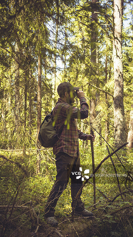 北欧森林中的背包客图片素材