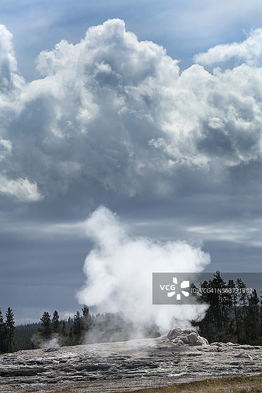 怀俄明州黄石公园老忠实间歇泉上空的蒸汽和乌云。图片素材