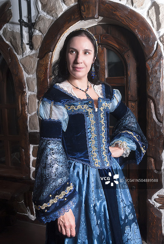 身着中世纪服饰的优雅女子的肖像图片素材