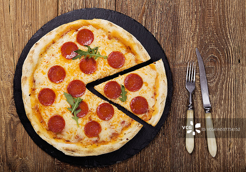 披萨和意大利香肠放在盘子里图片素材