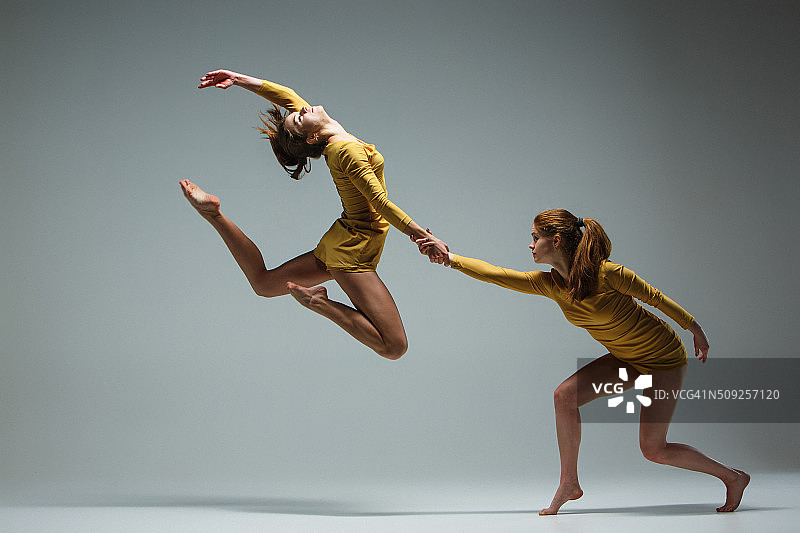 两位现代芭蕾舞者图片素材
