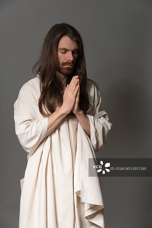 穿得像古代基督教信徒祈祷的人图片素材