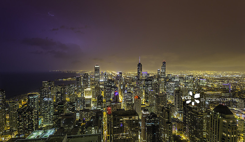 暴风雨期间芝加哥市中心的夜景图片素材
