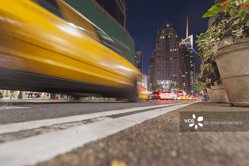 黄色出租车穿过纽约市图片素材